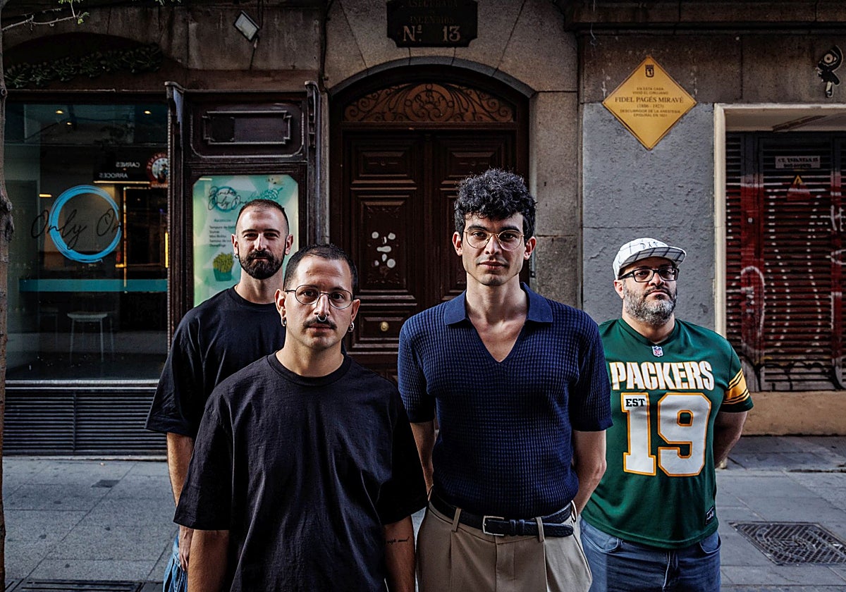 Enrique, Iván, Israel y Karim frente a su edificio en Chueca