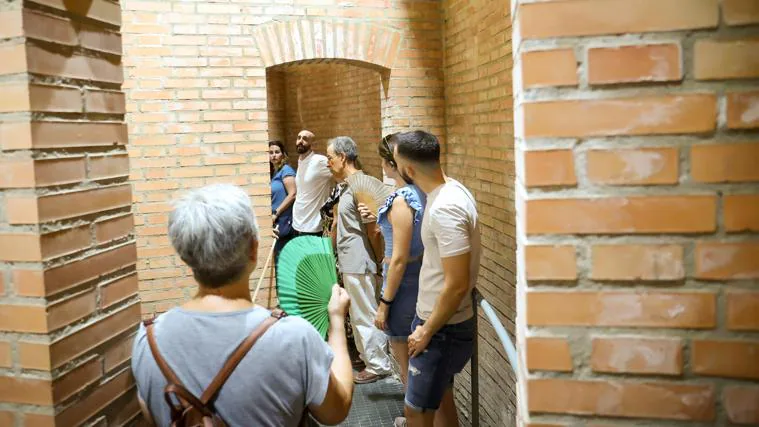 Visitantes de los mausoleos en su primera jornada de apertura