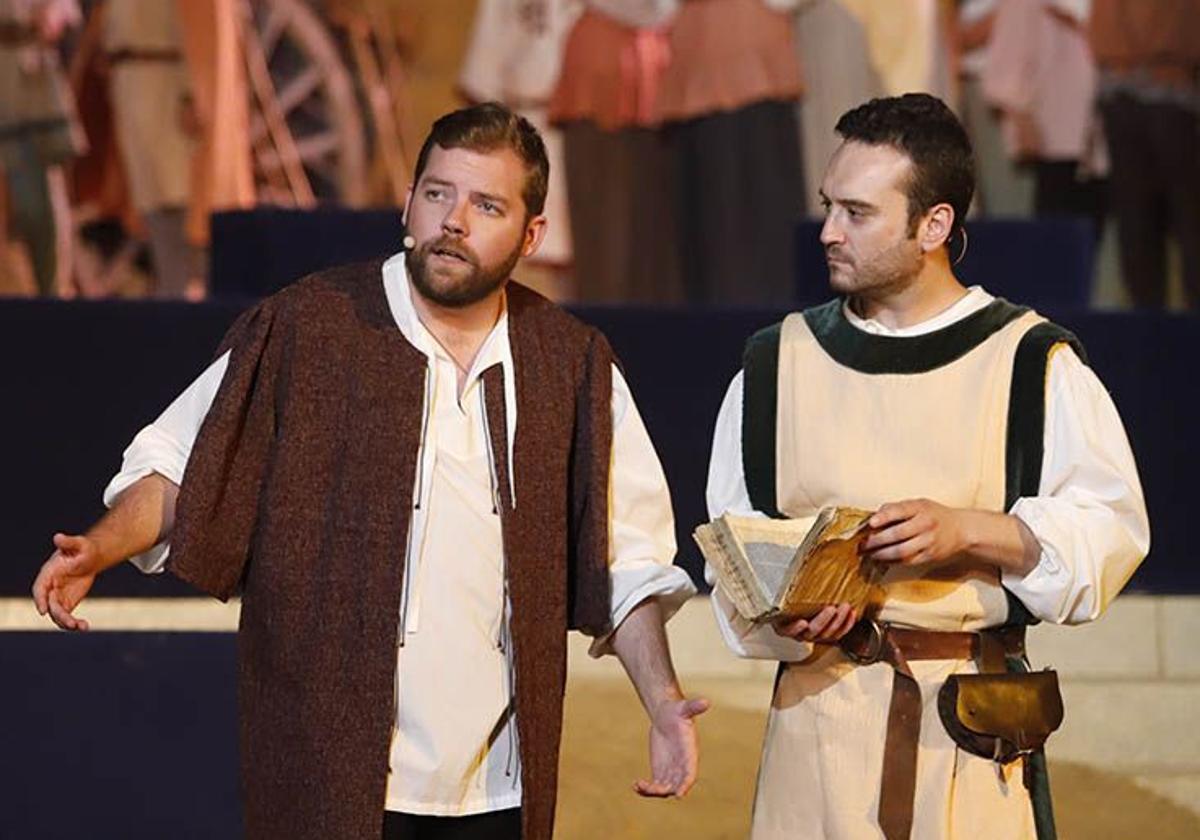 El sacerdote Pedro del Pino (con barba), participando en la representación de 'Fuenteovejuna'