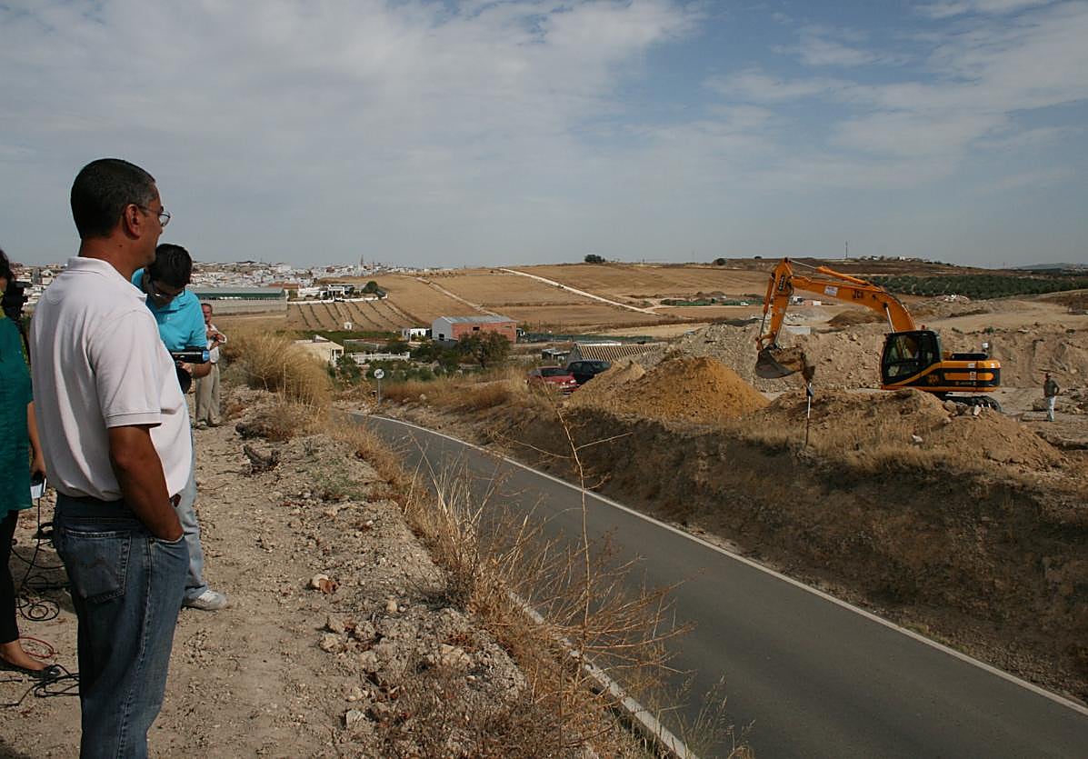 El hermano de Ángeles Zurera observera las tareas de búsqueda desarrolladas en octubre de 2009