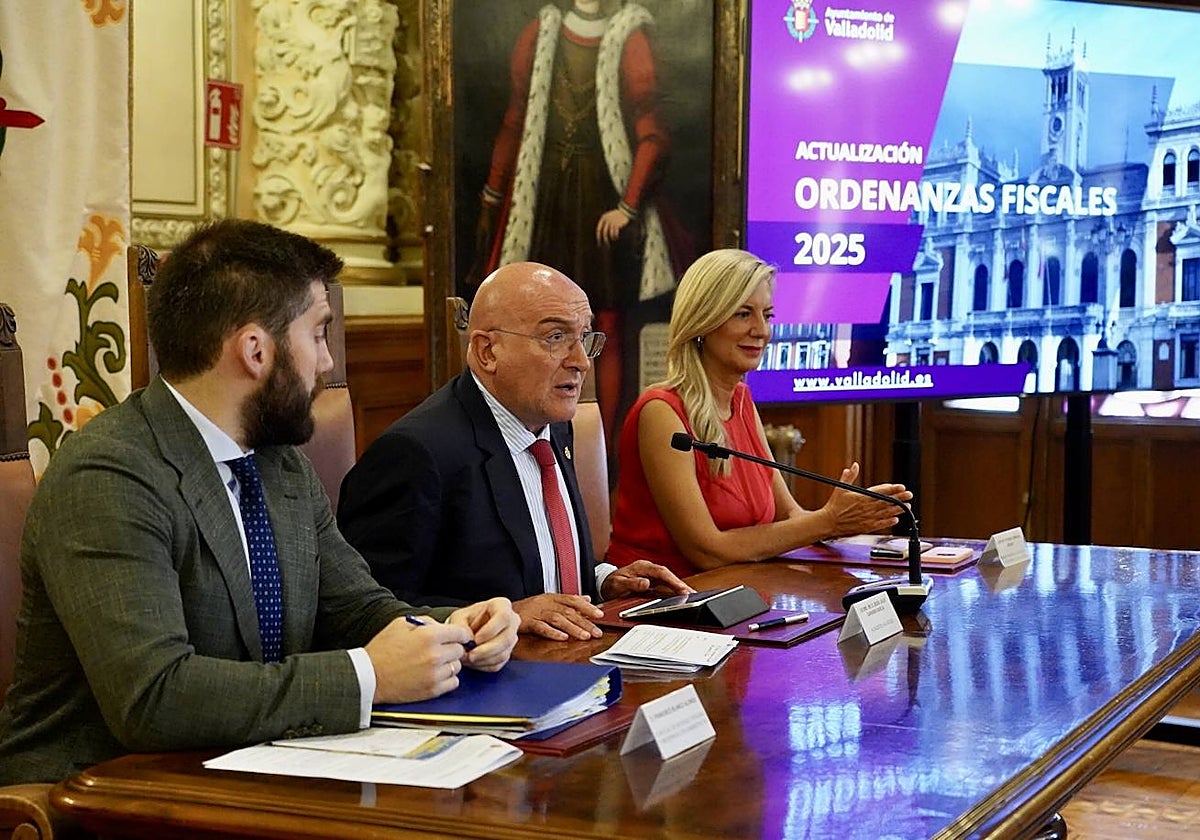 El alcalde de Valladolid, Jesús Julio Carnero, informa sobre varios proyectos de modificación de las ordenanzas fiscales reguladoras de diferentes impuestos municipales
