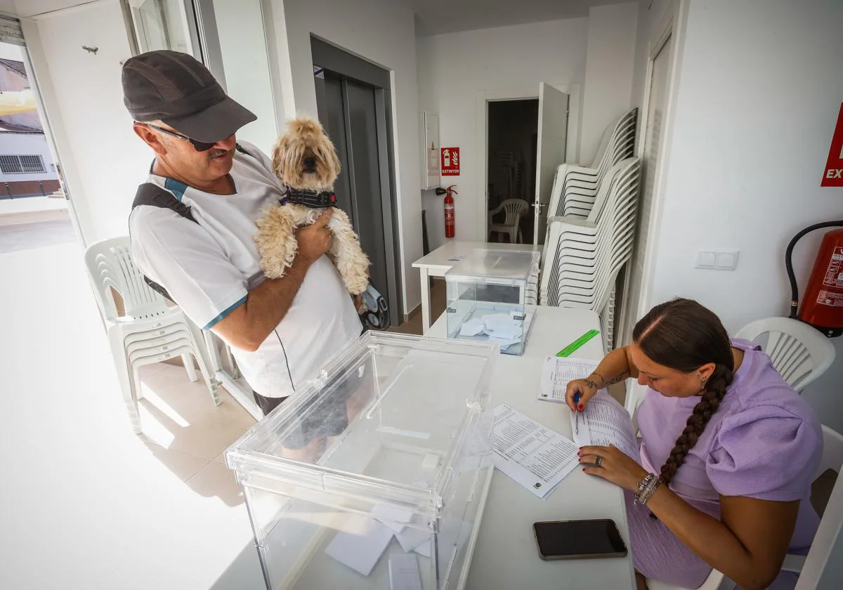 Un momento de la jornada de consulta popular en Cijuela