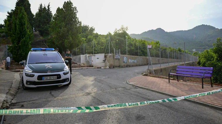 Agentes de la Guardia Civil custodian el lugar del siniestro mortal en Benifairó de les Valls (Valencia)