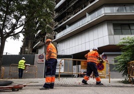 Comienza el desescombro del edificio incendiado de Valencia: «Será un ejemplo de fuerza y unión»