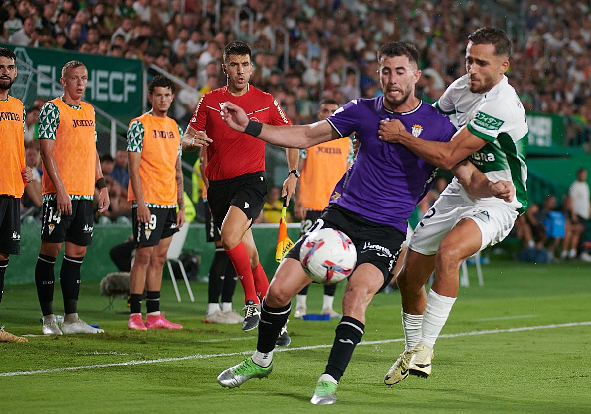 Jacobo González intenta zafarse de un rival en el Martínez Valero