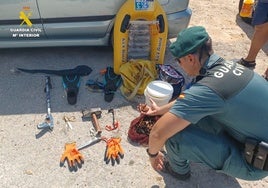 Un pescador se enfrenta a dos años de cárcel por coger dátiles de mar en una playa de Castellón