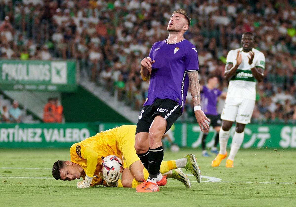 El portero del Elche se hace con balón en una acción ofensiva del Córdoba CF