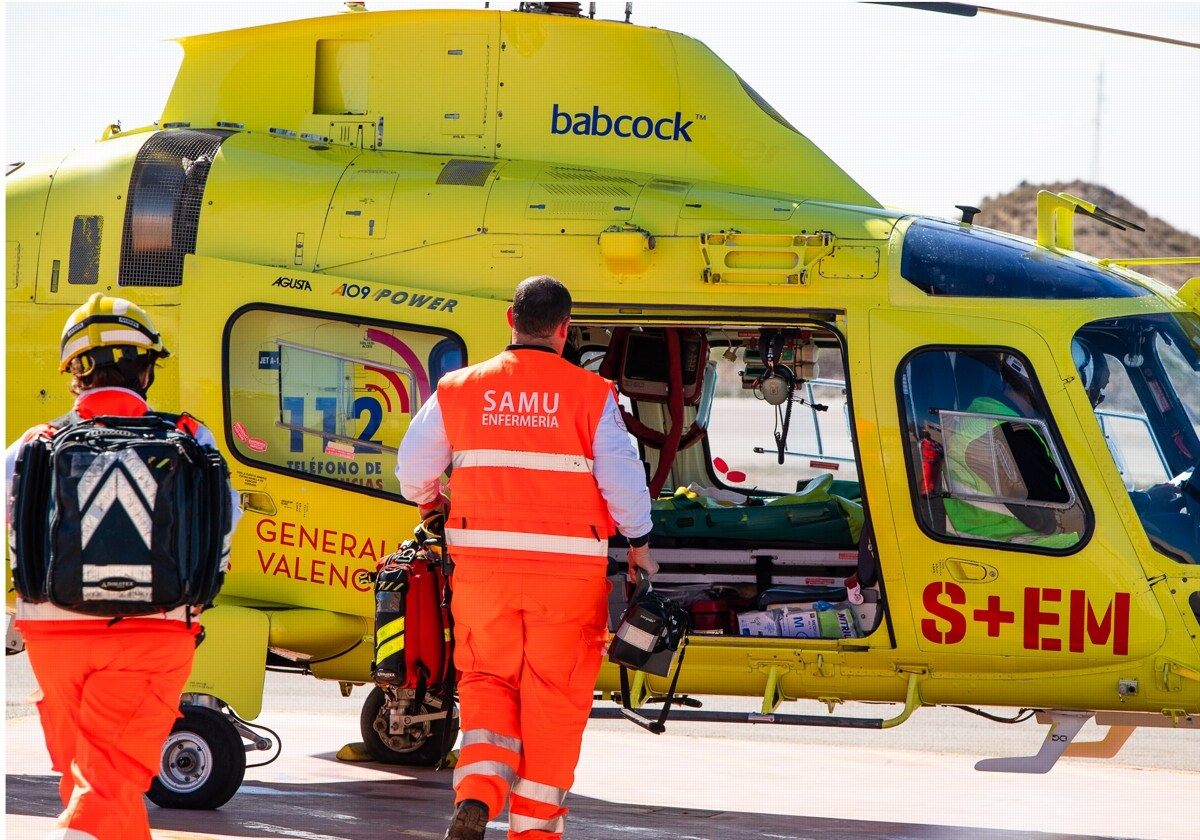 Personal del SAMU junto a un helicóptero medicalizado