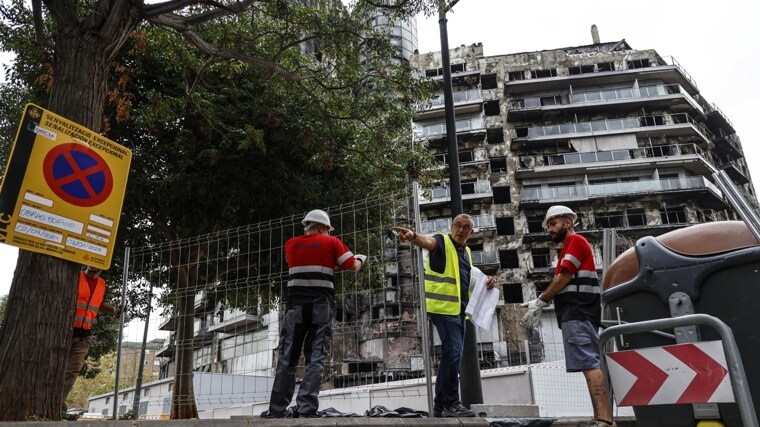 Comienza el desescombro del edificio incendiado de Campanar