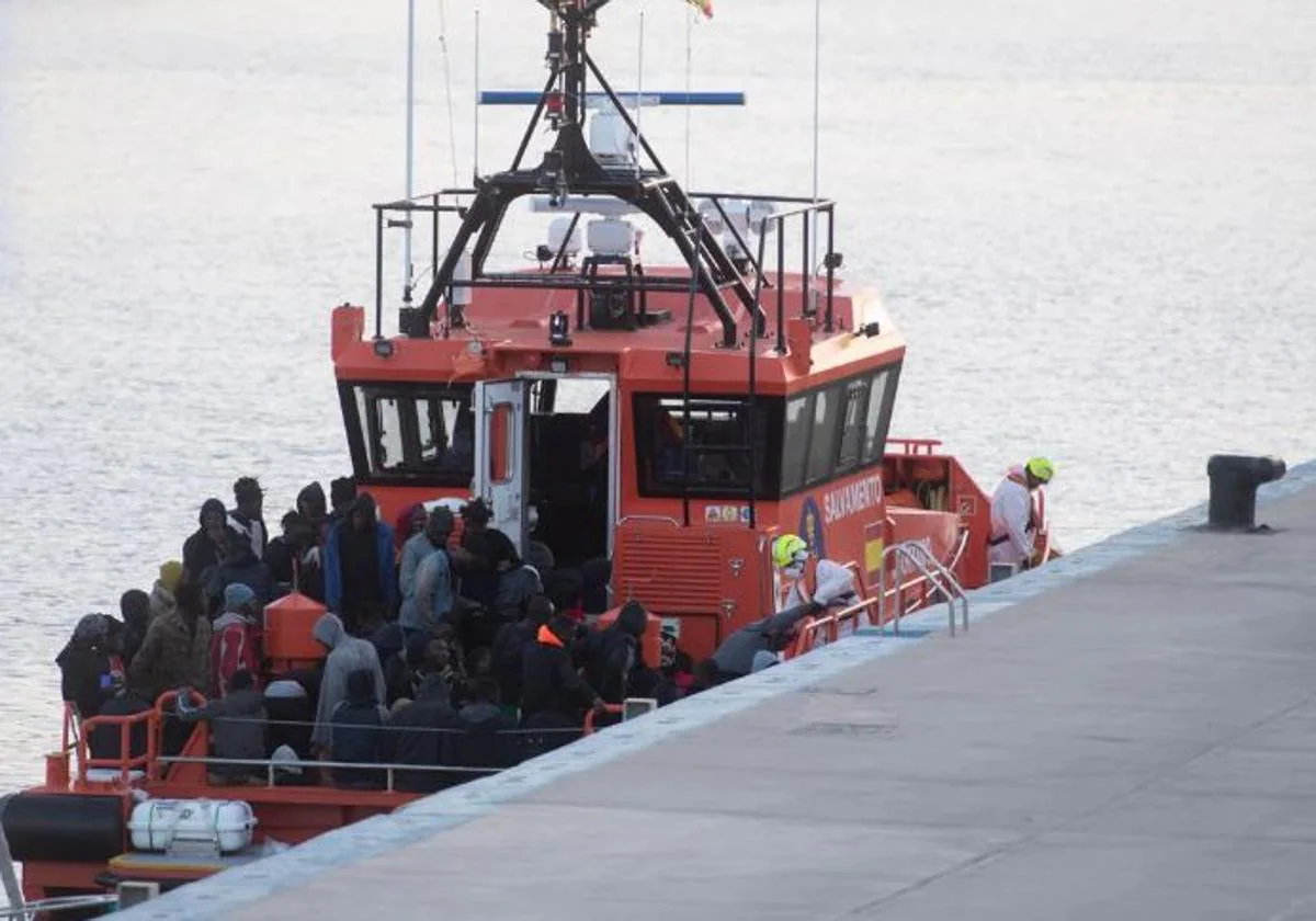 Salvamento Marítimo rescata a varios inmigrantes en una foto de archivo.