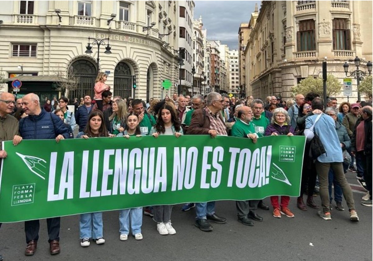 Imagen difundida por la Plataforma per la Llengua de una manifestación contra las medidas de Mazón