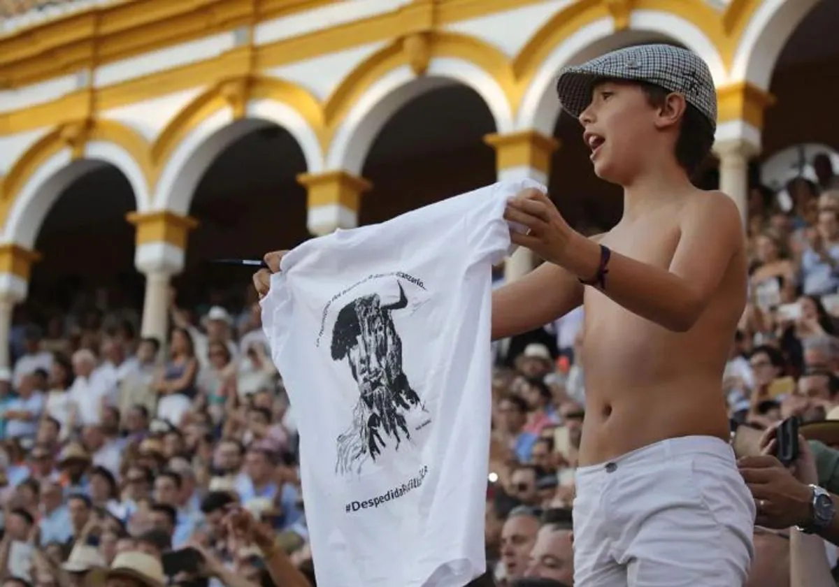 Un niño en la despedida del torero Juan José Padilla.