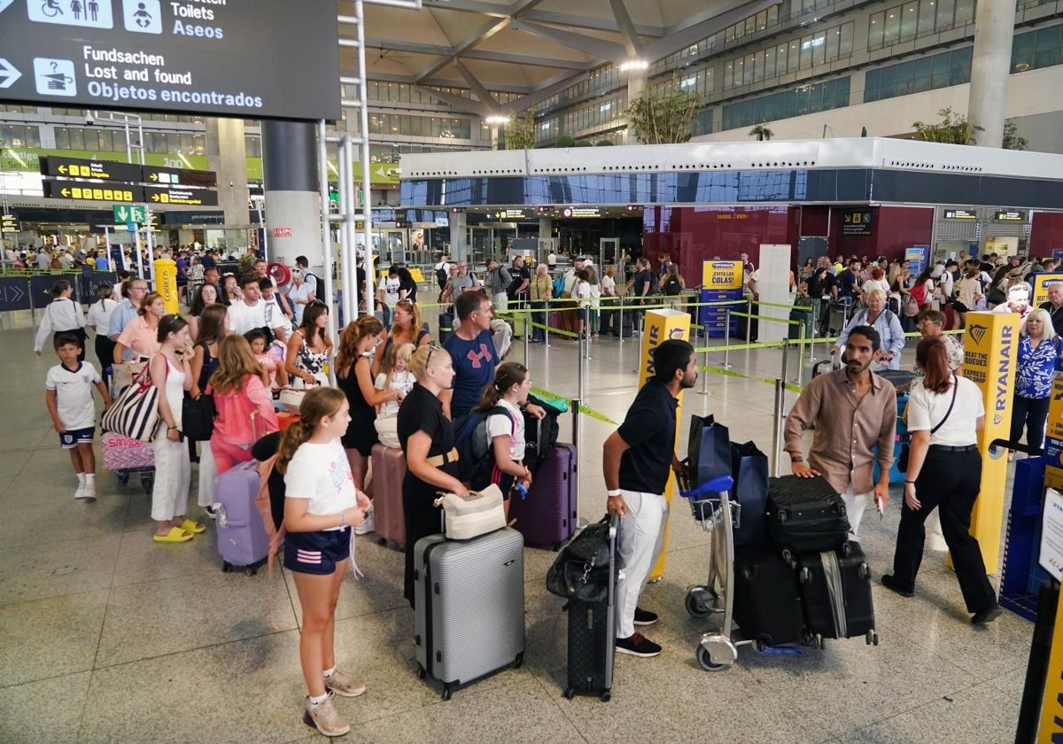 Turistas en el aeropuerto de Málaga