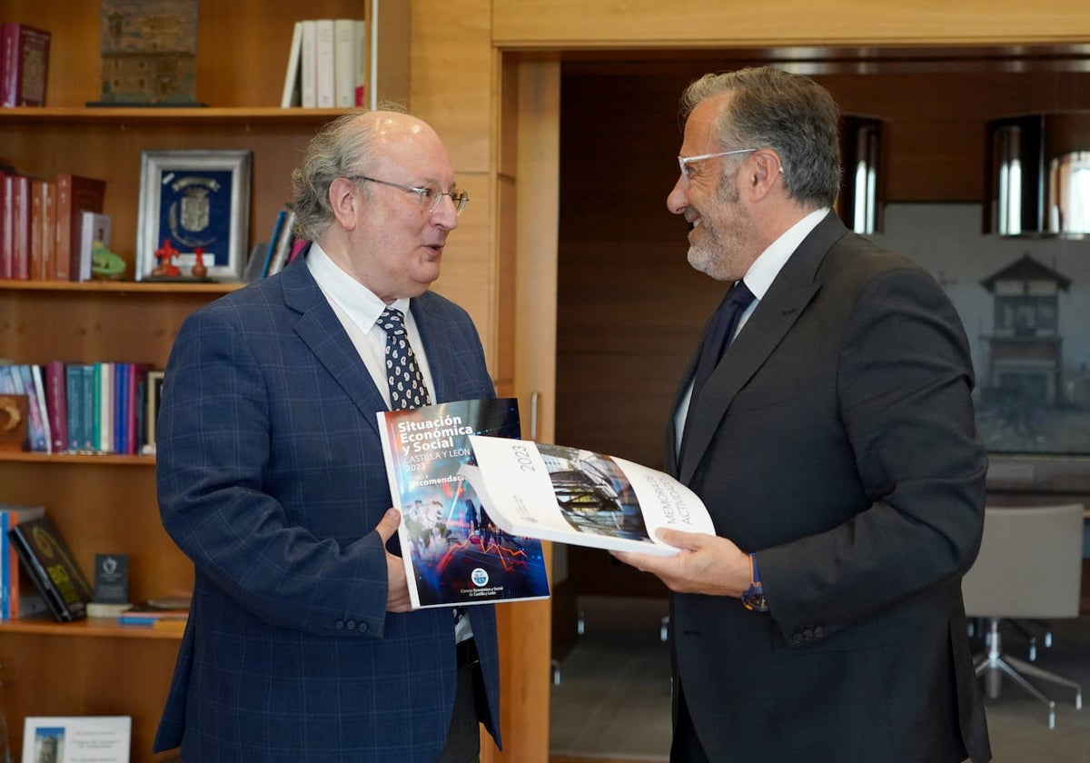 El presidente de las Cortes de Castilla y León, Carlos Pollán, recibe al presidente del Consejo Económico y Social de Castilla y León, Enrique Cabero, que le ha hecho entrega del informe anual de la Institución correspondiente a 2023