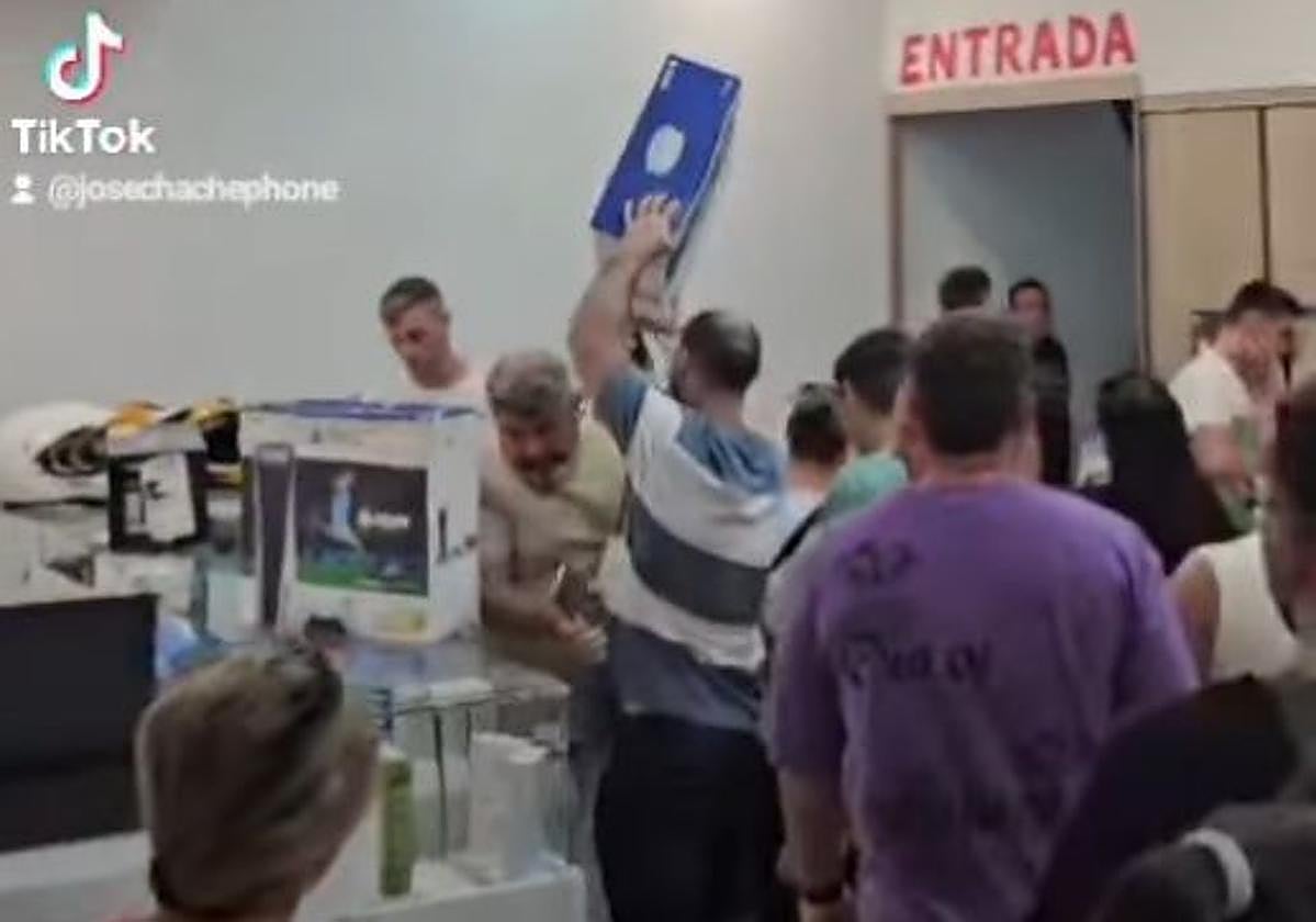 Compradores el primer día de apertura de Chachephone en Córdoba