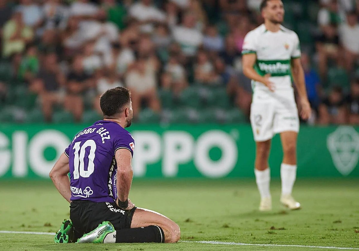 Jacobo González lamenta una ocasión desperdiciada en el encuentro frente al Elche