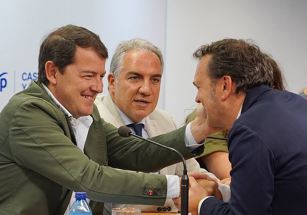 Mañueco saluda a Ricardo Gavilanes durante la reunión del Comité Ejecutivo del PP de Castilla y León en Valladolid