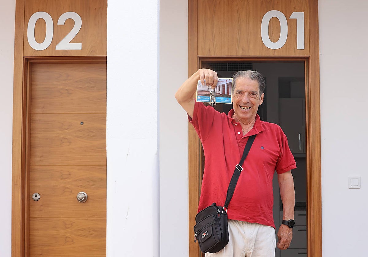 Un hombre muestra las llaves de su vivienda