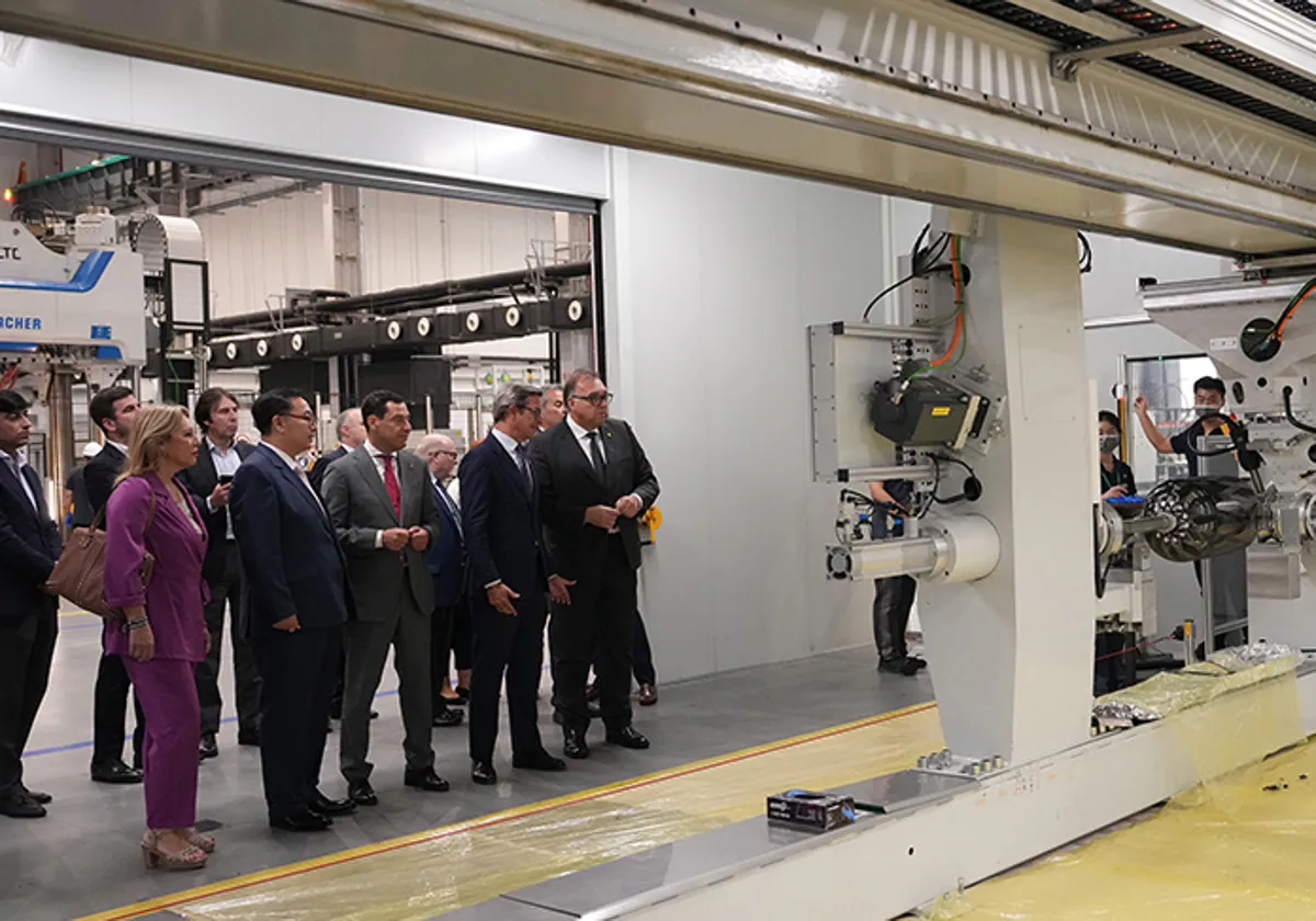 El presidente de la Junta de Andalucía, Juanma Moreno, visita las instalaciones de la empresa HRC en Suzhou