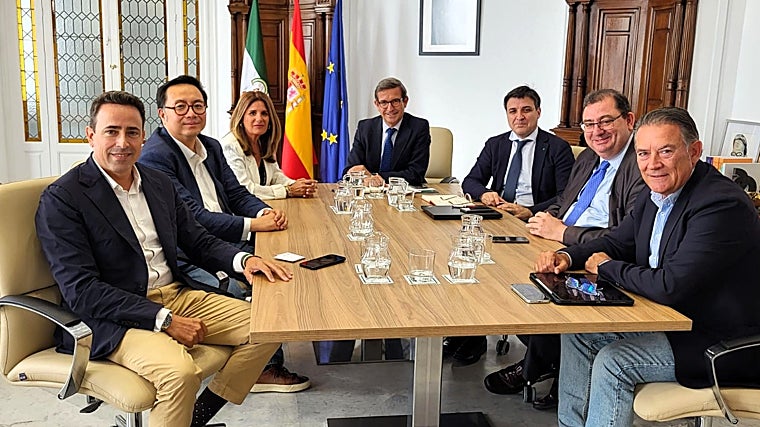 Reunión en Sevilla, de izquierda a derecha, Jordi Aranega, Yongtao Gu, Auxi del Olmo, Jorge Paradela, Cristóbal Sánchez, Javier Calvente y Raúl Caro-Accino