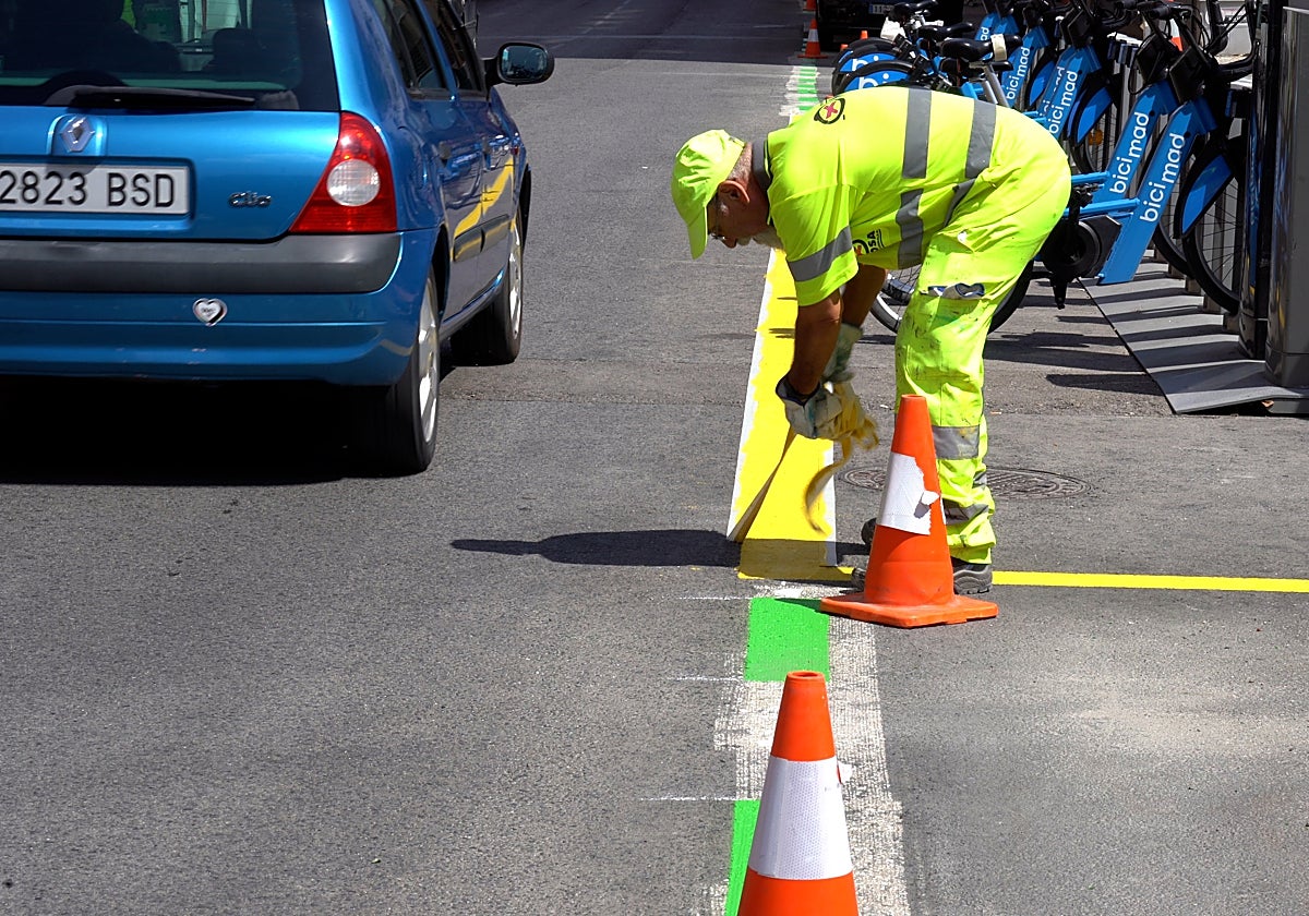 Los operarios ya han comenzado a señalizar las nuevas áreas de párking de Moscardó