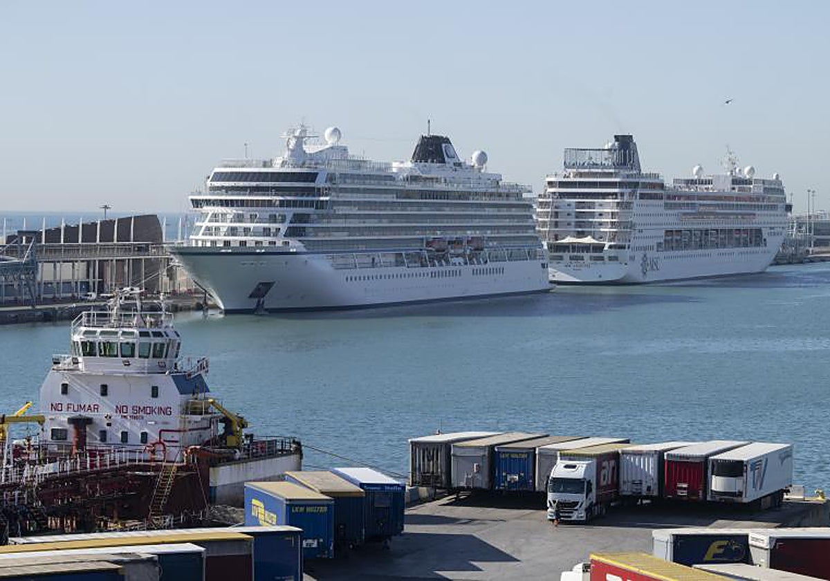 Cruceros atracados en el Puerto de Barcelona