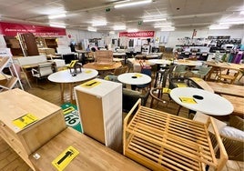 Abre en Granada la tienda en la que puedes encontrar muebles a un euro