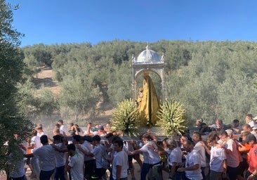 La espectacular 'Bajá' de la Virgen de la Sierra de Cabra, en imágenes