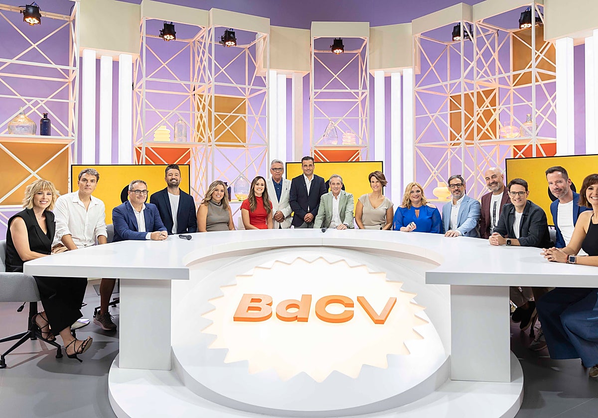 Imagen de los presentadores de À Punt para la nueva temporada televisiva