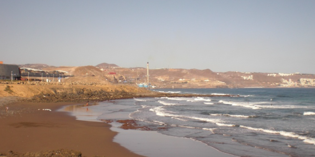 El cuerpo de una mujer parece flotar en la playa de Gran Canaria