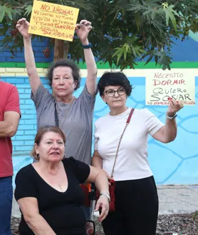 Imagen secundaria 2 - Los vecinos muestran carteles contra los problemas de convivencia de este verano