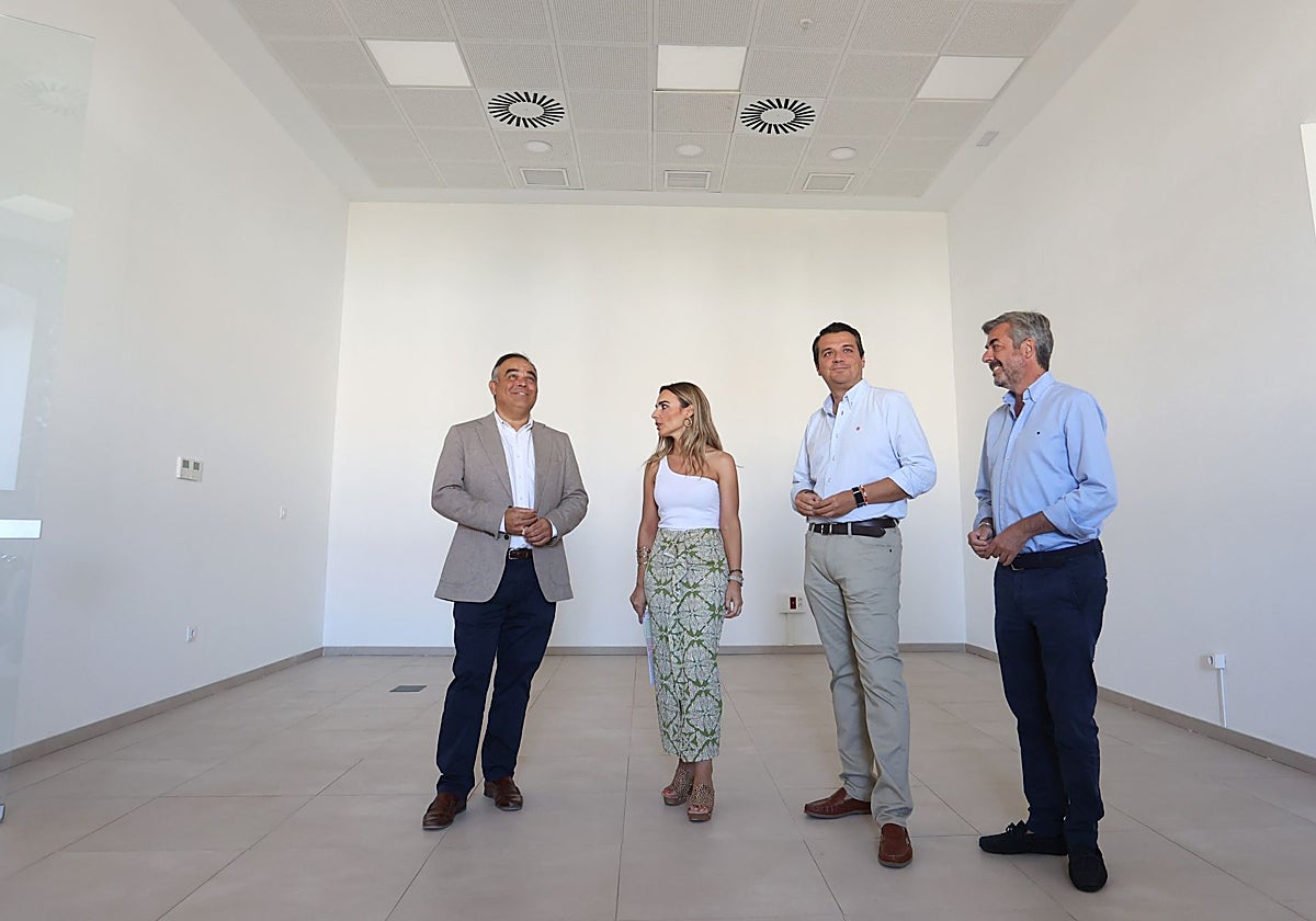 El alcalde, en una de las estancias de la nueva Casa de la Solidaridad