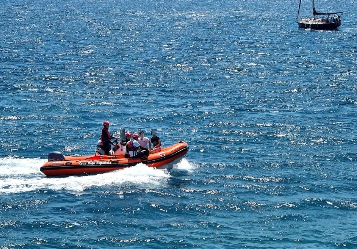 Personal de Emergencias de Cruz Roja durante un rescate en el mar