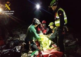 Rescate del montañero cordobés en el glaciar del Aneto: nueve horas de caminata con la camilla bajo lluvia, niebla y granizo