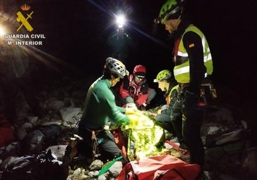 Rescate crítico en el glaciar del Aneto: nueve horas de bajada con la camilla bajo lluvia, niebla y granizo