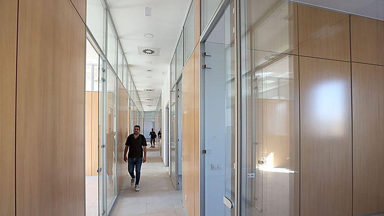 Uno de los pasillos de la Casa de la Solidaridad de Córdoba