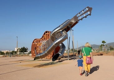 Los niños disfrutan del tobogán guitarra del Parque del Flamenco de Córdoba
