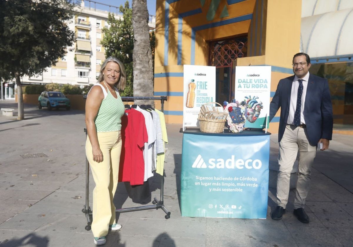 Isabel Albás y Manuel Osuna en la presentación del nuevo servicio de recogida de Sadeco de textil y aceite usado