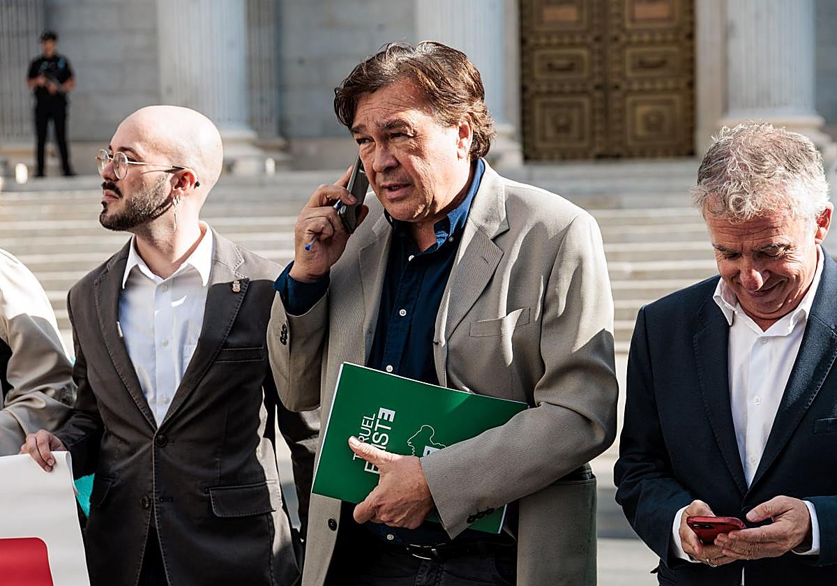 El portavoz parlamentario de Teruel Existe, Tomás Guitarte, ante los medios de comunicación