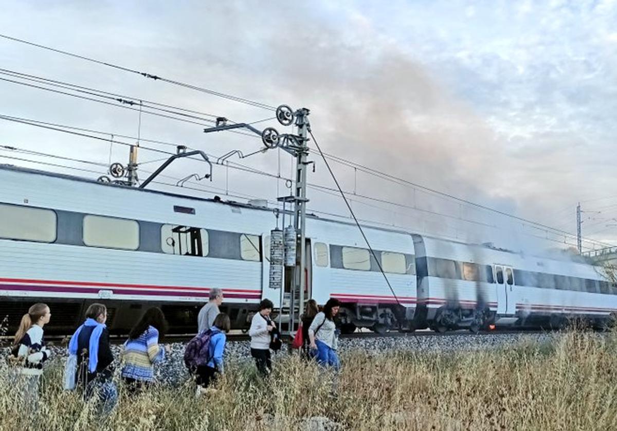 Imagen del tren colgada en redes sociales por uno de los viajeros evacuados