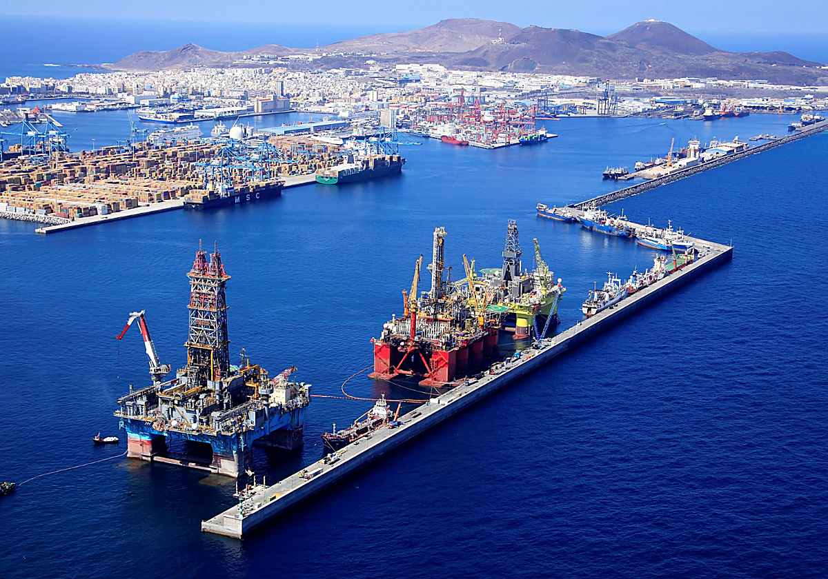 Imagen aérea del Puerto de La Luz en foto de archivo