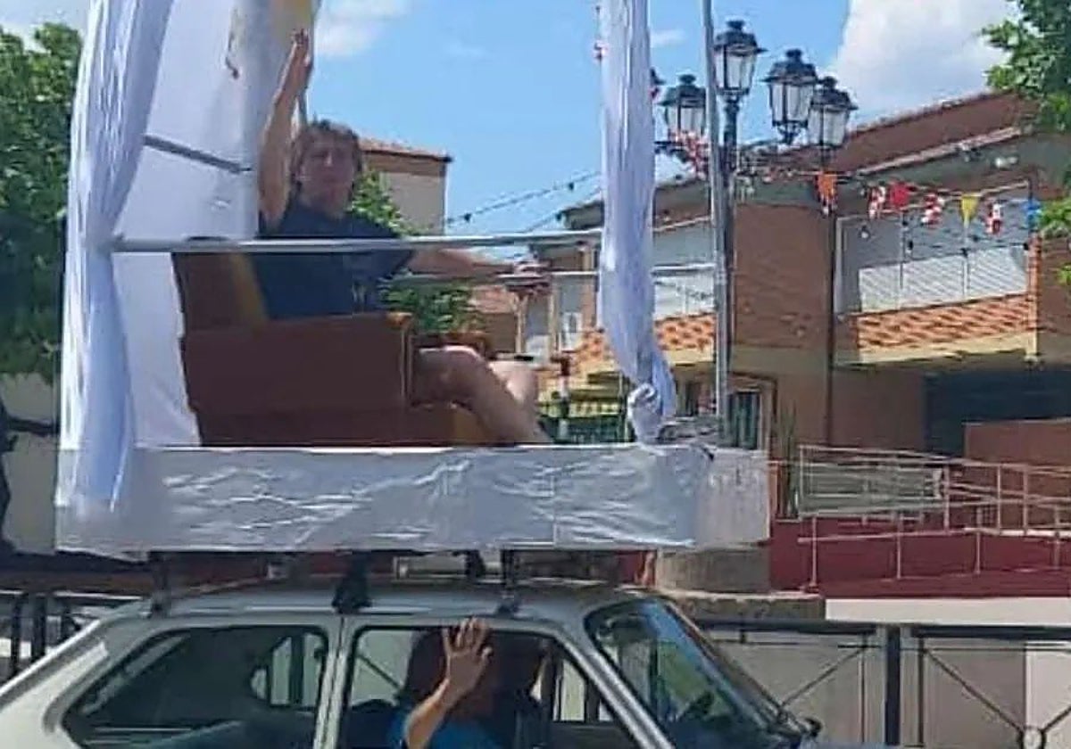 Carlos Martínez, subido en el 'papamóvil'