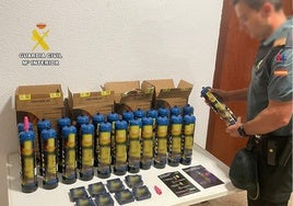 Pillan a varios jóvenes con 24 botellas de 'gas de la risa' en el parking de una cala de Jávea