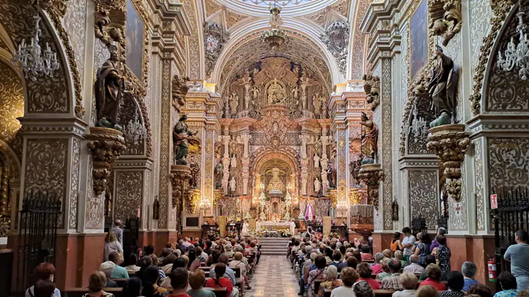 La basílica de la Virgen de las Angustias, en la misa del día de la ofrenda floral