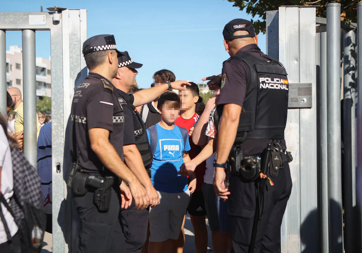 Policías en un instituto de Jerez de la Frontera, donde un menor hirió a profesores y alumnos