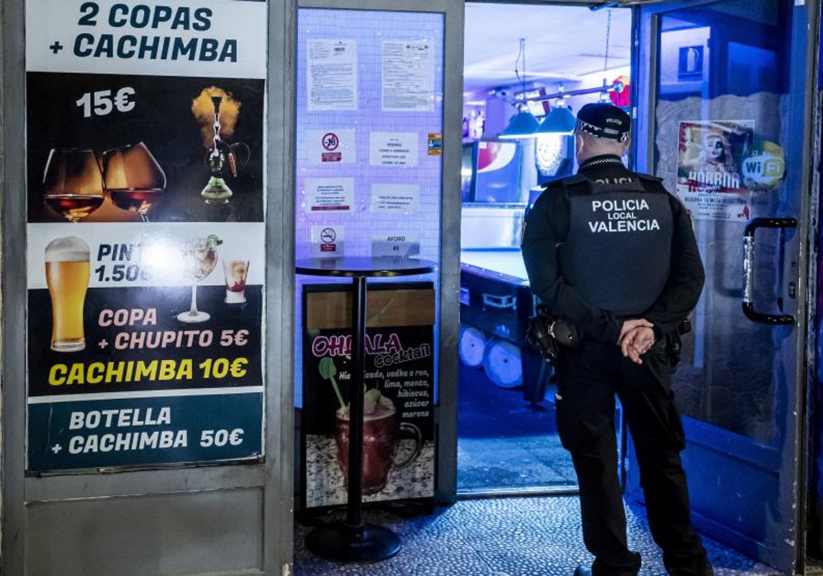 Imagen de archivo de un policía local en la puerta de un pub de Valencia