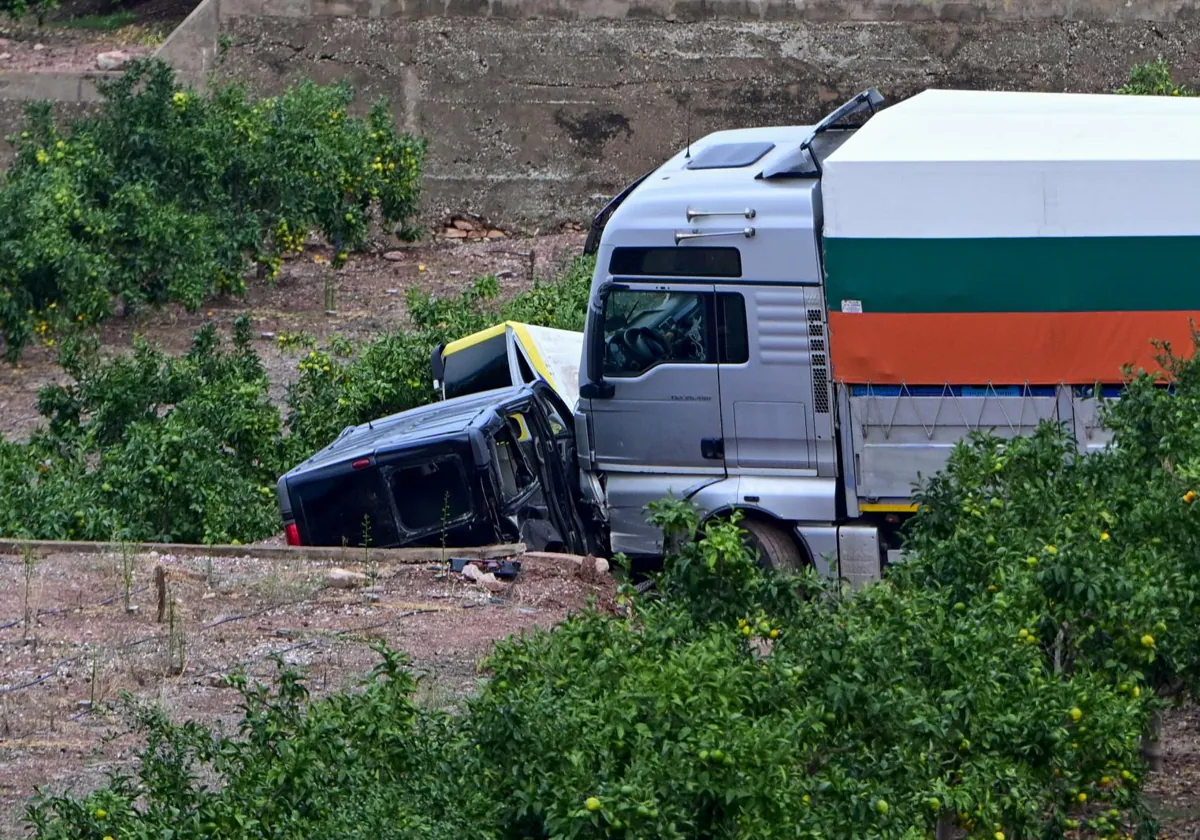 Imagen del camión accidentado en Benifairó de Les Valls donde murieron tres temporeros