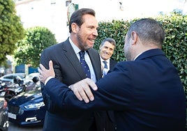 Óscar Puente descarta soterrar las vías del tren en Granada por su coste y propone un plan «más barato y más rápido»