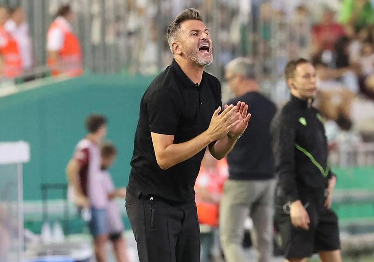 El técnico blanquiverde Iván Ania da instrucciones a los suyos en El Arcángel
