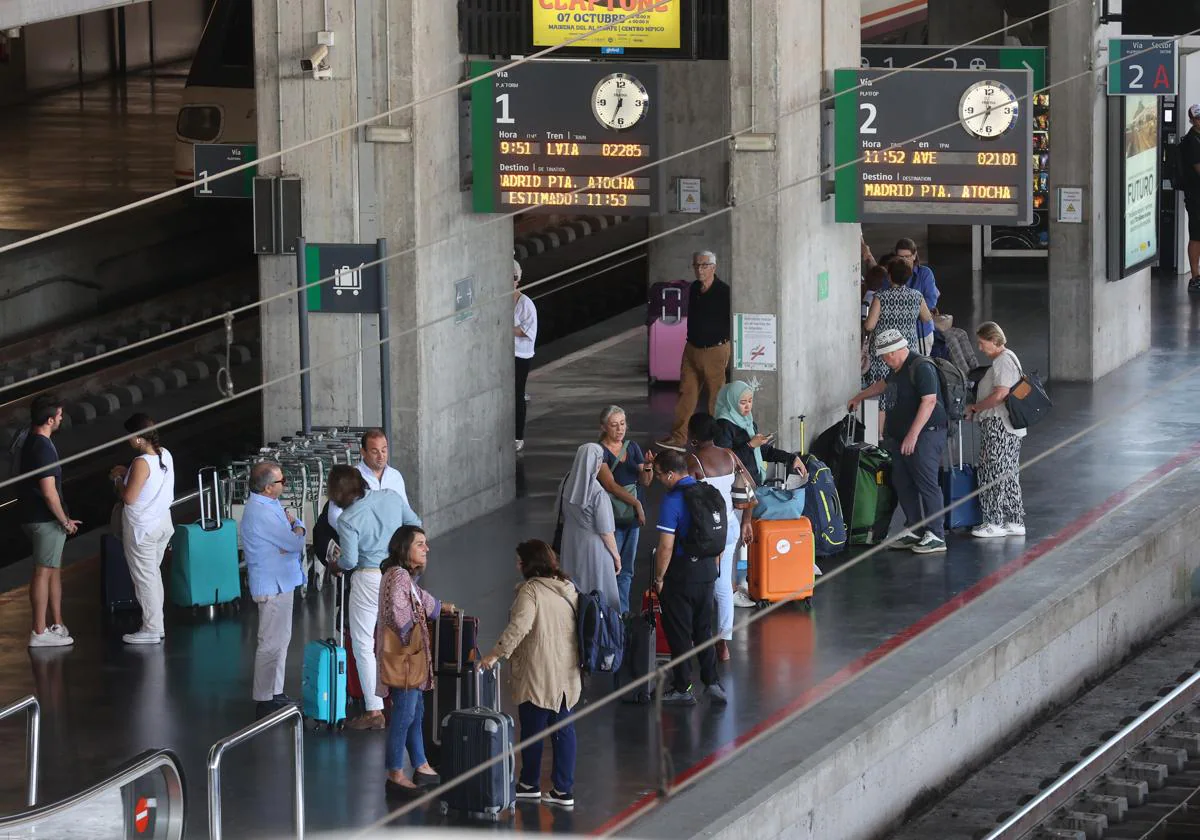 Pasajeros esperando sus trenes en la estación de Córdoba